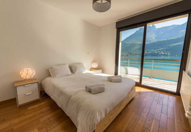 Annecy lake view bedroom - Holiday rental bedroom, luxury, flat, holiday rental, annecy, vacation, lake view, mountain, hotel, snow, sun, private beach