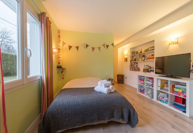 rental annecy lake view house, luxury, seasonal rental, annecy, vacations, snow, beach, hotel, sun, winter, village, mountains, lake, pool