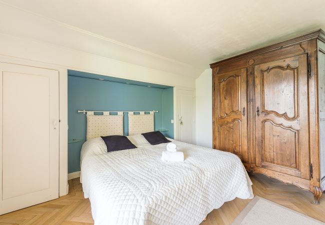rental in annecy house, luxury, seasonal rental, annecy, holidays, lake access, private pontoon, mountain, hotel, snow, sun, boat