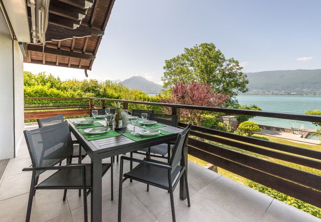 locationlacannecy - Veyrier du lac  family house, for rent, 8 persons, super host, sustainable housing, lake view,  private pontoon, garden, mountains
