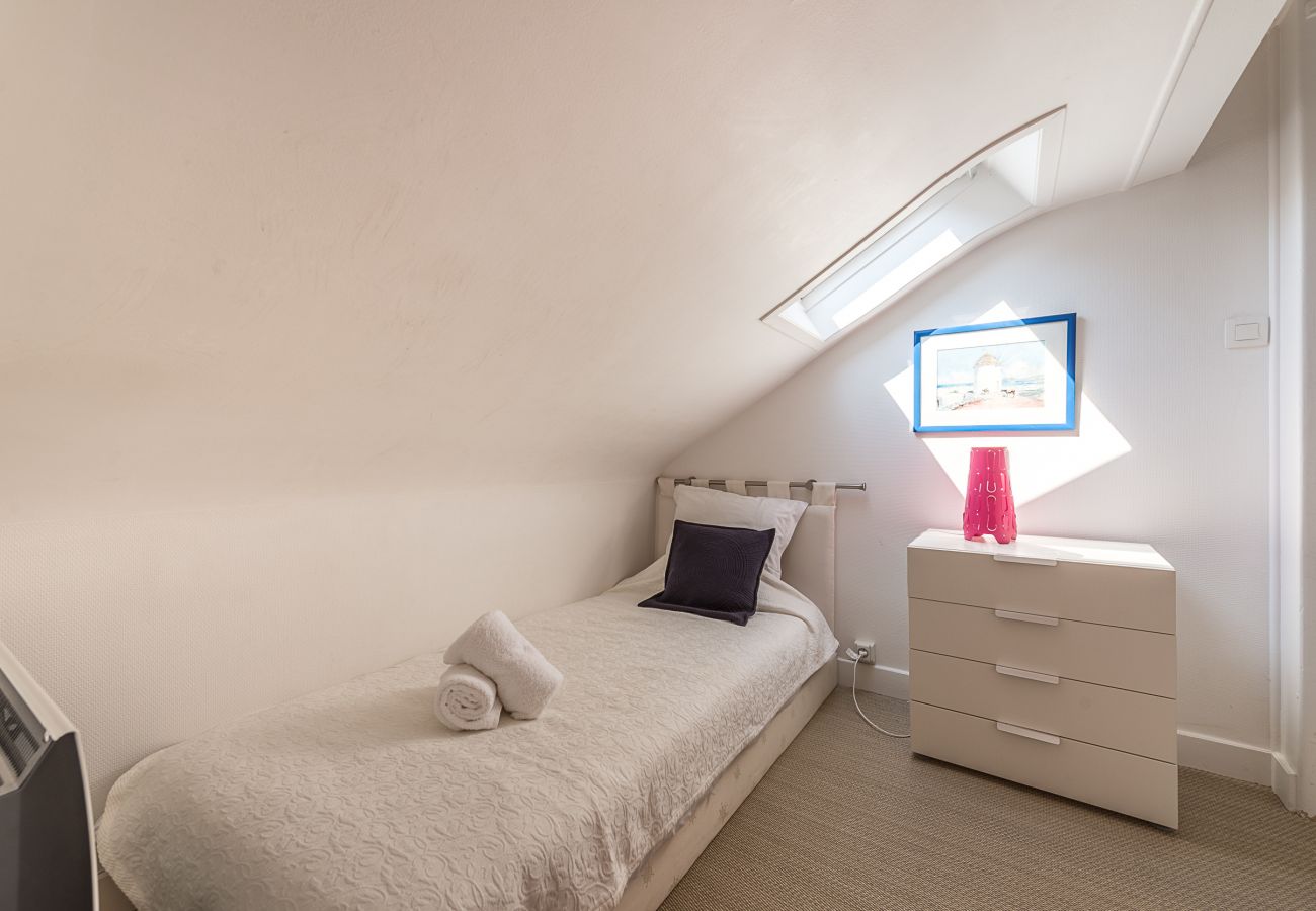 bed and breakfast lake annecy house, luxury, seasonal rental, annecy, holidays, lake access, private pontoon, mountain, hotel, snow, sun, boat