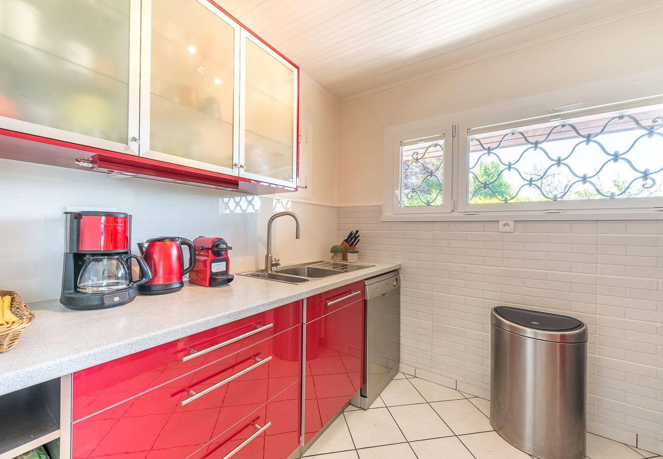 for seasonal rental - charming and luxurious house kitchen, vacation home, lakeside, Veyrier, annecy, swimming pool, plancha, high end services