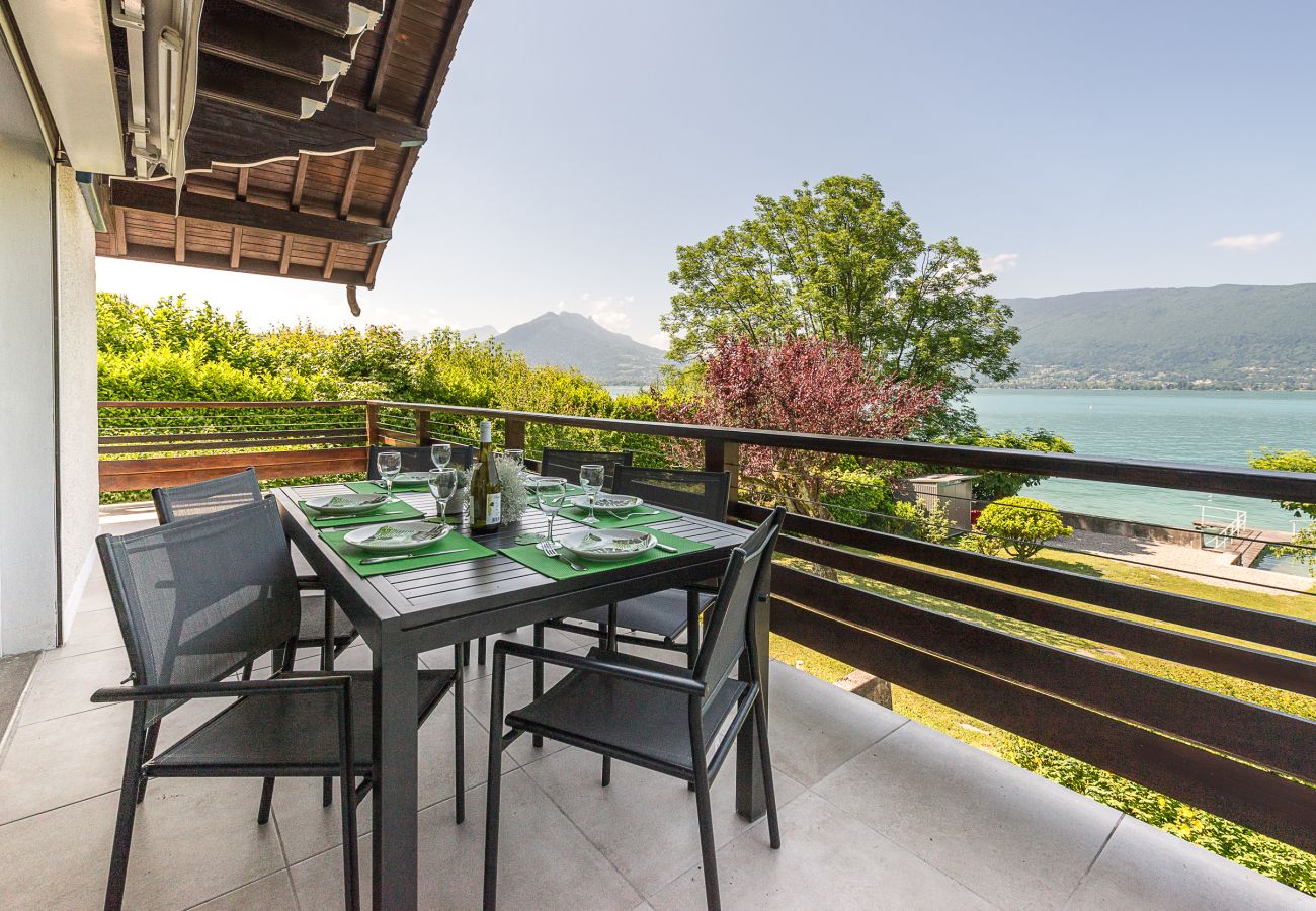locationlacannecy - Veyrier du lac  family house, for rent, 8 persons, super host, sustainable housing, lake view,  private pontoon, garden, mountains