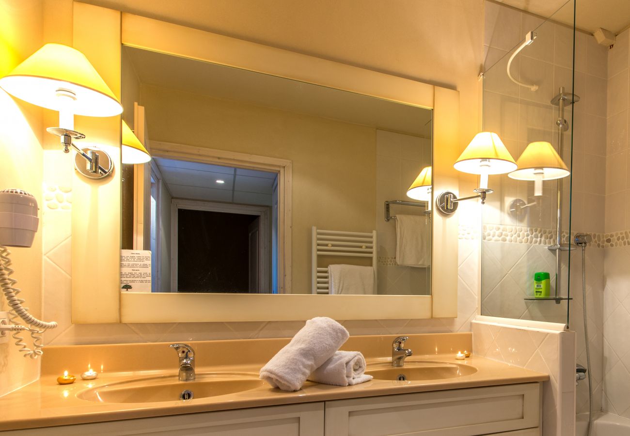 LLA Selections - Home and chalets Premium rentals French alps bathroom, baie des voiles, holiday rental, location, annecy, lake, mountains, luxury, flat, hotel, sun, snow, vacation