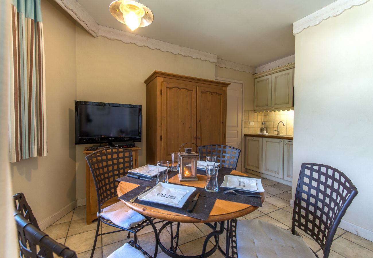 LLA Selections - Home and chalets Premium rentals French alps dining room, baie des voiles, holiday rental, location, annecy, lake, mountains, luxury, flat, hotel, sun, snow, vacation