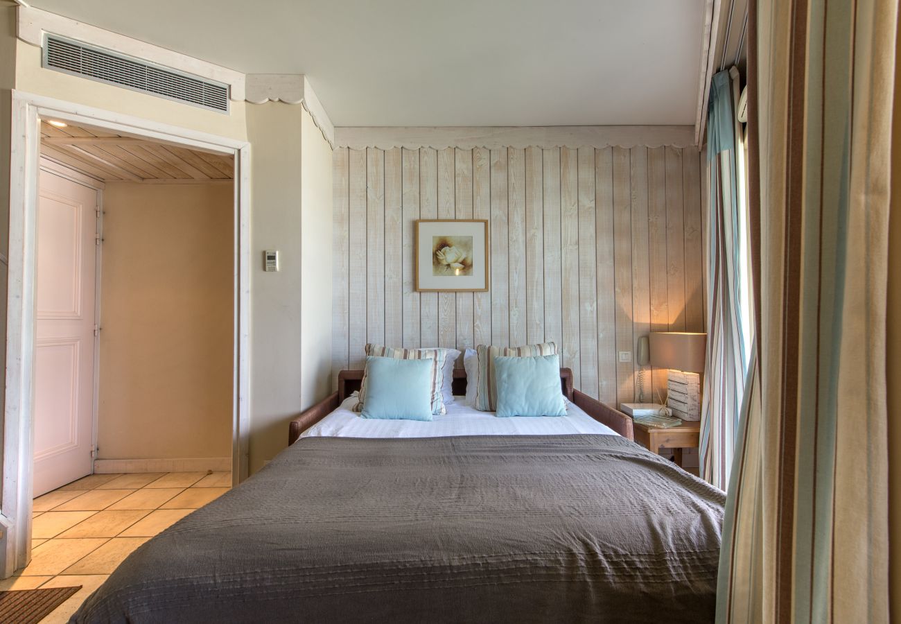 Double bedroom - Holiday rental bedroom, baie des voiles, holiday rental, location, annecy, lake, mountains, luxury, flat, hotel, sun, snow, vacation
