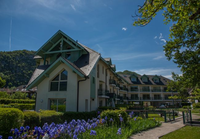 LLA Selections - Home and chalets Premium rentals French alps building, residence, baie des voiles, annecy, lake view, holiday rental, location