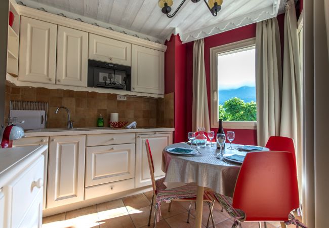 Kitchen and dining room - Holiday rental  kitchen, dining room, 4 persons, lake view, Mountain View, holiday rental, location, luxury