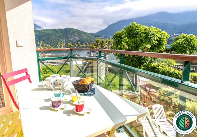 LLA Selections - Home and chalets Premium rentals French alps Lake Annecy house rental for families, flat with private beach, hotel with view of lake annessy, French alps