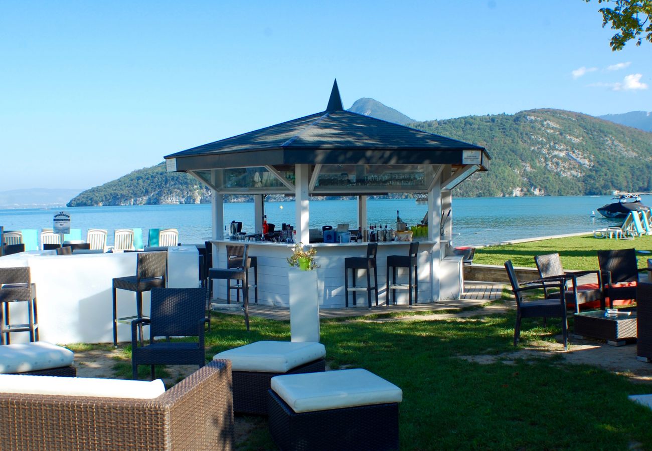 LLA Selections - Home and chalets Premium rentals French alps restaurant, residence, baie des voiles, annecy, Duingt, location, holiday rental, relaxation