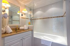 bathroom, bathtub, holiday rental, location, luxury