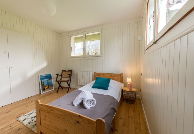 seasonal rental agency annecy single bed room, garden level, annecy chalet, saint jorioz accommodation, annecy vacation village