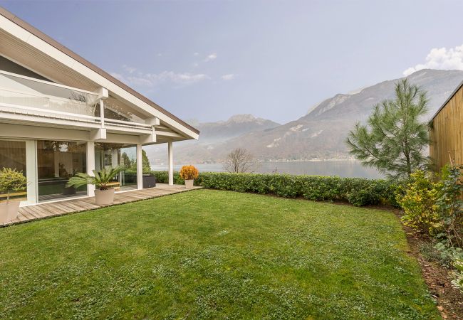 Garden with lake view - Holiday rental  garden, villa, standing, holiday rental, location, annecy, lake, mountains, luxury, house, hotel, sun, snow, vacation