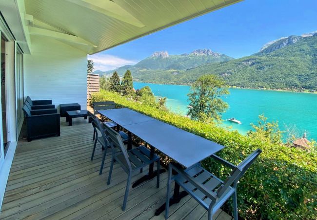 Beautiful terrace with a dining table and a view of the crystal-clear waters of Lake Annecy. Beautiful terrace with a dining table and a view of the crystal-clear waters of Lake Annecy.
