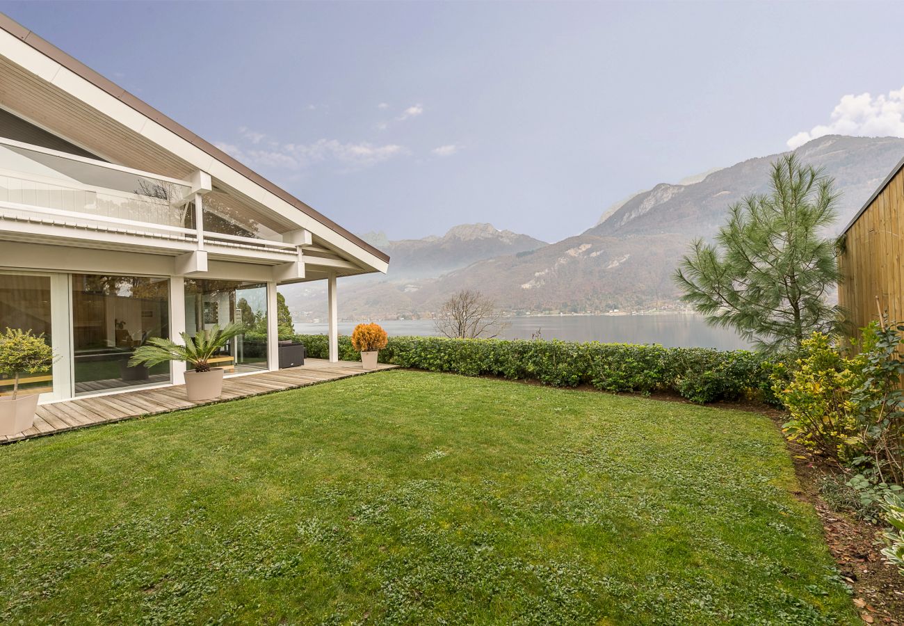 Garden with lake view - Holiday rental  garden, villa, standing, holiday rental, location, annecy, lake, mountains, luxury, house, hotel, sun, snow, vacation