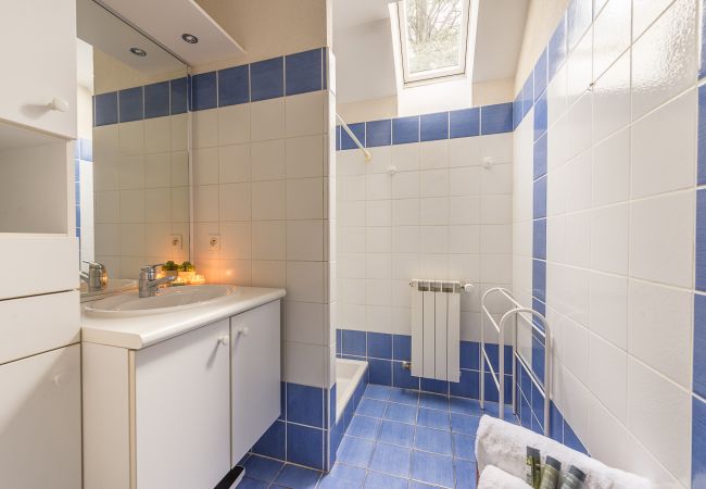 Shower room - Holiday rental shower room, cocooning, holiday rental, location, annecy, lake, mountains, luxury, house, villa, hotel, sun, snow, vacation