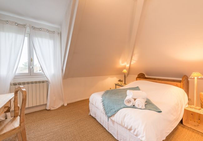 LLA Selections - Home and chalets Premium rentals French alps  bedroom, cocooning, holiday rental, location, annecy, lake, mountains, luxury, house, villa, hotel, sun, snow, vacation