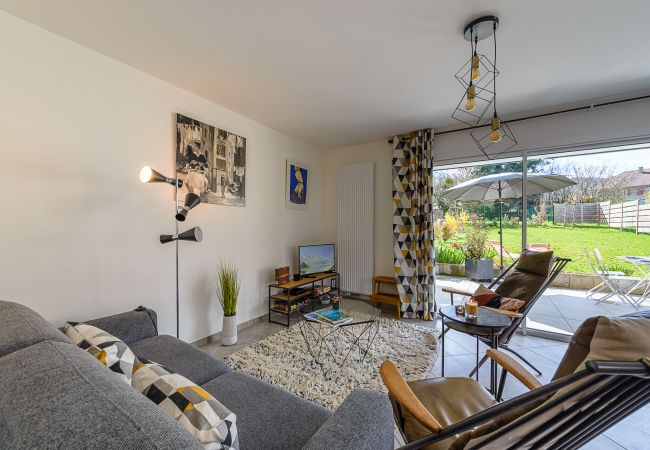 Garden flat for rent 4 person flat, garden level, seasonal rental, luxury concierge service, holidays, hotel, annecy, summer, stay in France