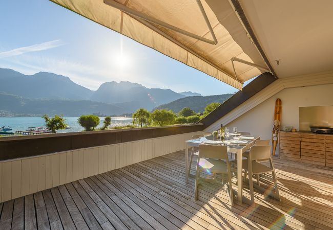 Apartment in Duingt - Le Loft Evasion, pieds dans l'eau. Terrasse XXL Apartment in Duingt - Le Loft Evasion, pieds dans l'eau. Terrasse XXL