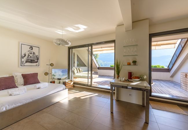 Apartment in Duingt - Le Loft Evasion, pieds dans l'eau. Terrasse XXL Apartment in Duingt - Le Loft Evasion, pieds dans l'eau. Terrasse XXL