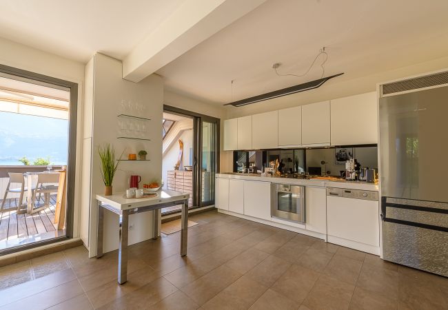 Apartment in Duingt - Le Loft Evasion, pieds dans l'eau. Terrasse XXL Apartment in Duingt - Le Loft Evasion, pieds dans l'eau. Terrasse XXL