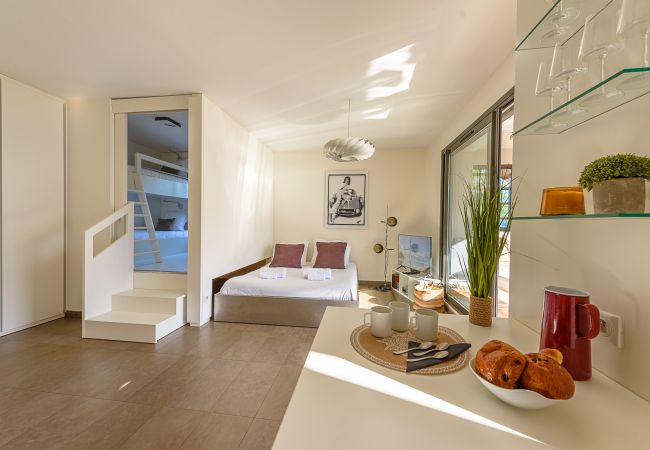 Apartment in Duingt - Le Loft Evasion, pieds dans l'eau. Terrasse XXL Apartment in Duingt - Le Loft Evasion, pieds dans l'eau. Terrasse XXL