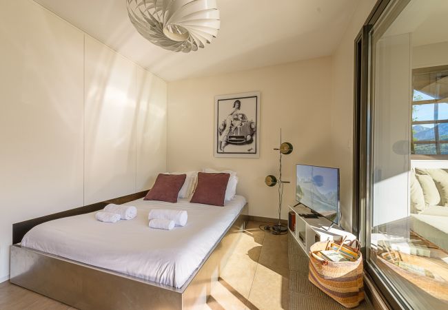 Apartment in Duingt - Le Loft Evasion, pieds dans l'eau. Terrasse XXL Apartment in Duingt - Le Loft Evasion, pieds dans l'eau. Terrasse XXL