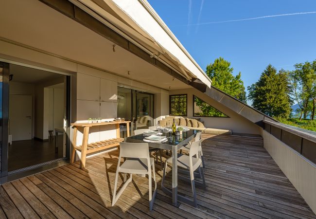 Apartment in Duingt - Le Loft Evasion, pieds dans l'eau. Terrasse XXL Apartment in Duingt - Le Loft Evasion, pieds dans l'eau. Terrasse XXL