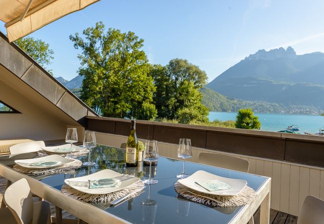 Apartment in Duingt - Le Loft Evasion, pieds dans l'eau. Terrasse XXL Apartment in Duingt - Le Loft Evasion, pieds dans l'eau. Terrasse XXL