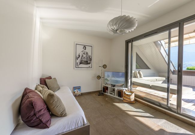 Apartment in Duingt - Le Loft Evasion, pieds dans l'eau. Terrasse XXL Apartment in Duingt - Le Loft Evasion, pieds dans l'eau. Terrasse XXL