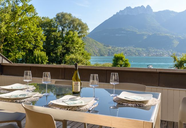 Apartment in Duingt - Le Loft Evasion, pieds dans l'eau. Terrasse XXL Apartment in Duingt - Le Loft Evasion, pieds dans l'eau. Terrasse XXL