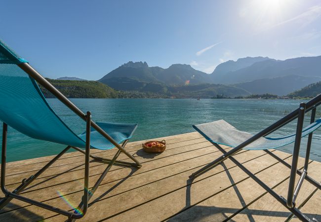 Apartment in Duingt - Le Loft Evasion, pieds dans l'eau. Terrasse XXL Apartment in Duingt - Le Loft Evasion, pieds dans l'eau. Terrasse XXL