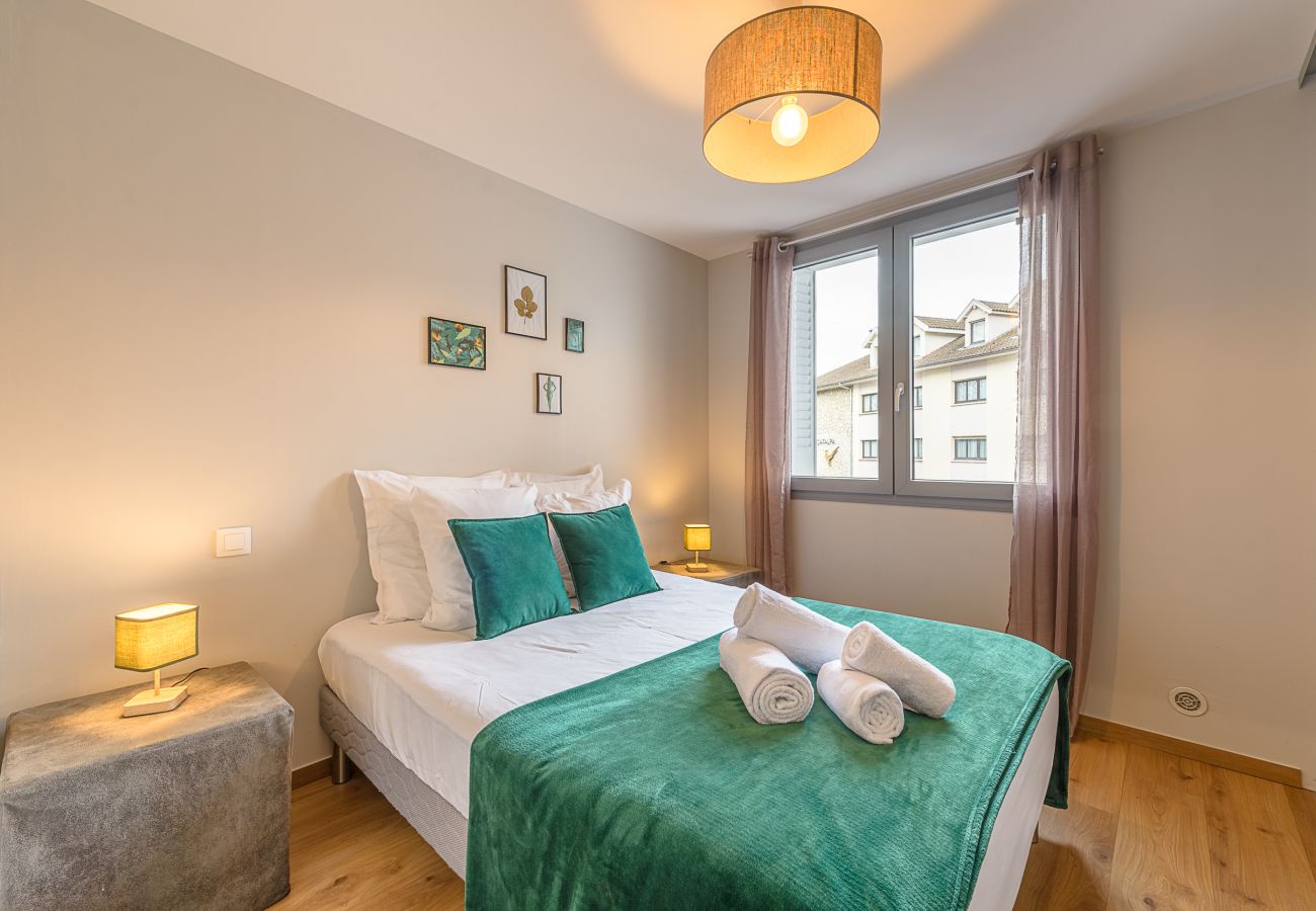 Résidence Le Grand Large - 5 Avenue du Petit Port - Annecy 74 000 Residence located between Annecy le Vieux and the heart of Annecy, opposite the Impérial Palace - Casino