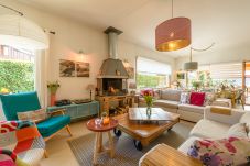 Rent a house on the banks of Lake Annecy for families, mountain retreats, gites to rent in the Alps, waterfront property