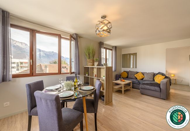 Luxury two-bedroom apartment in Annecy opposite the Imperial Palace