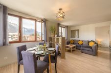 Luxury two-bedroom apartment in Annecy opposite the Imperial Palace 