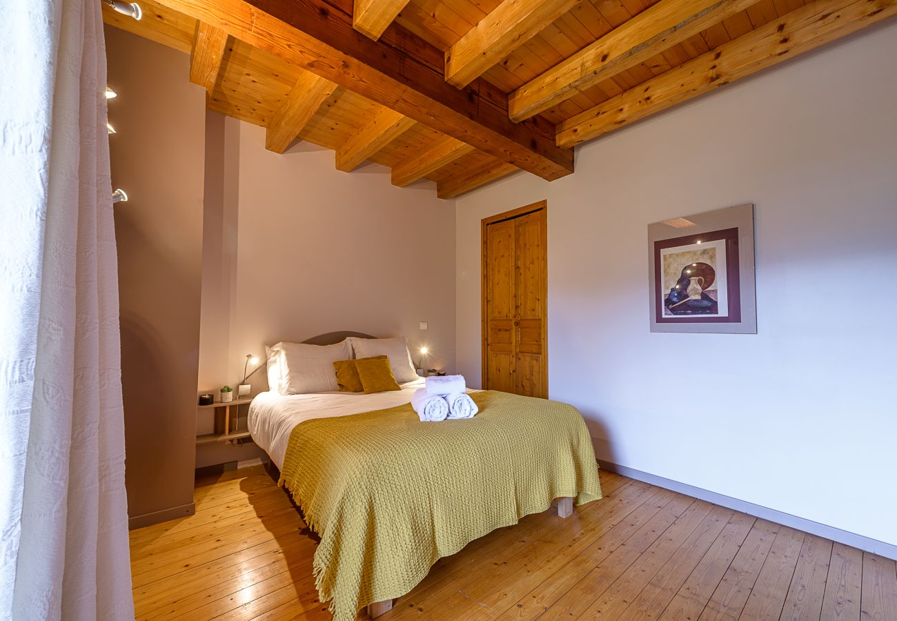 House for rent near Lake Annecy Rent a house on the banks of Lake Annecy for families, mountain retreats, gites to rent in the Alps, waterfront property