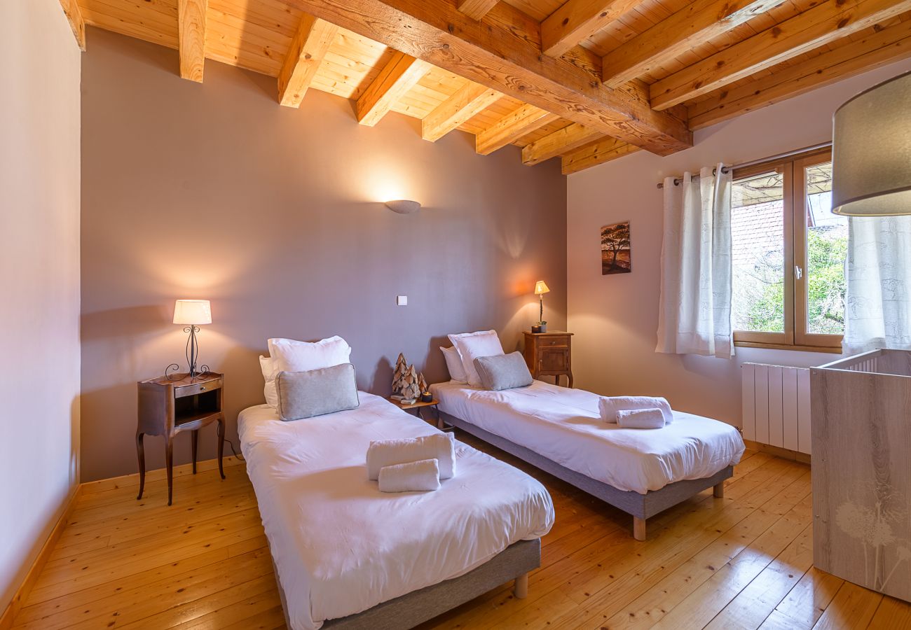 House rental in Annecy mountains Rent a house on the banks of Lake Annecy for families, mountain retreats, gites to rent in the Alps, waterfront property