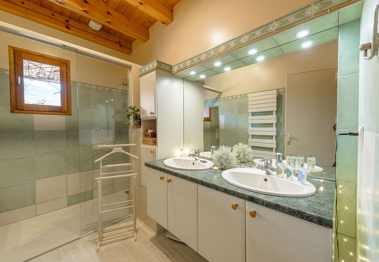 Furnished rental Saint Jorioz Rent a house on the banks of Lake Annecy for families, mountain retreats, gites to rent in the Alps, waterfront property