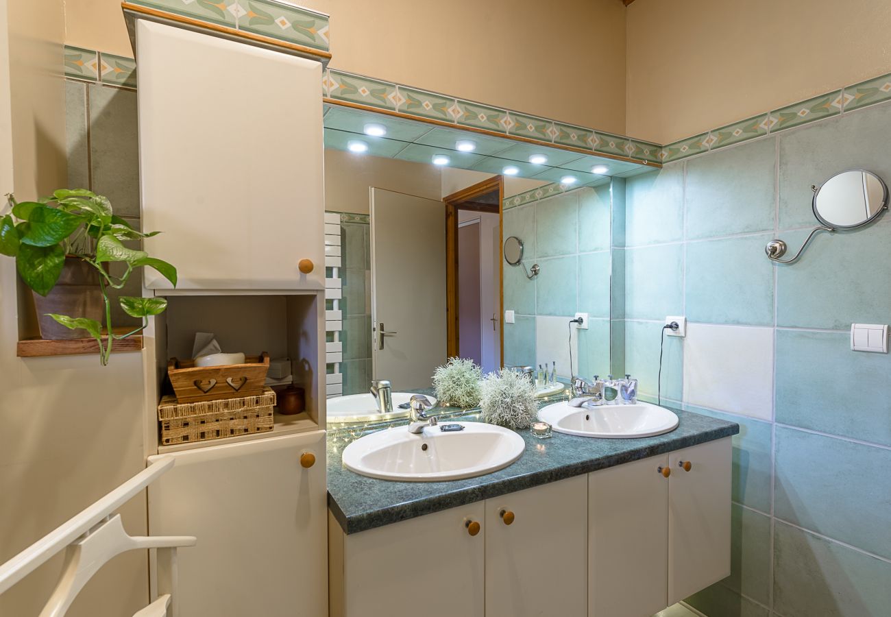 House for rent near shops Saint Jorioz Rent a house on the banks of Lake Annecy for families, mountain retreats, gites to rent in the Alps, waterfront property