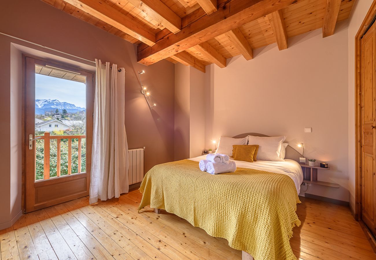 House rental with parking Saint Jorioz Rent a house on the banks of Lake Annecy for families, mountain retreats, gites to rent in the Alps, waterfront property