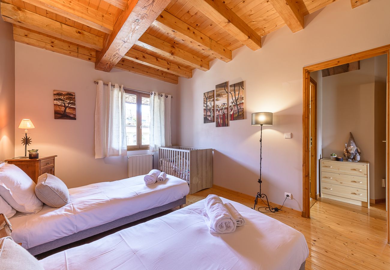 Short-term rental Saint Jorioz Rent a house on the banks of Lake Annecy for families, mountain retreats, gites to rent in the Alps, waterfront property