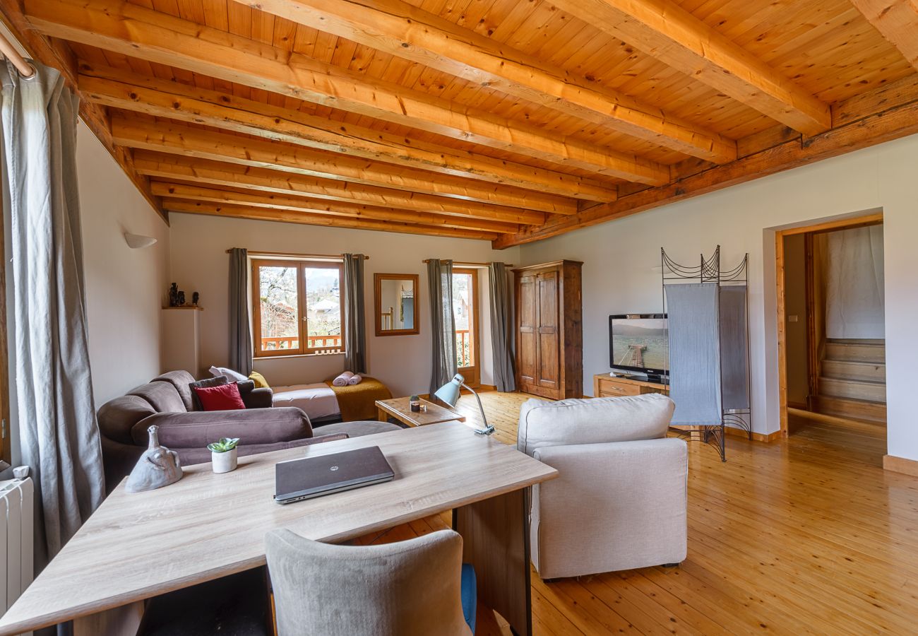 Seasonal rental Saint Jorioz Rent a house on the banks of Lake Annecy for families, mountain retreats, gites to rent in the Alps, waterfront property