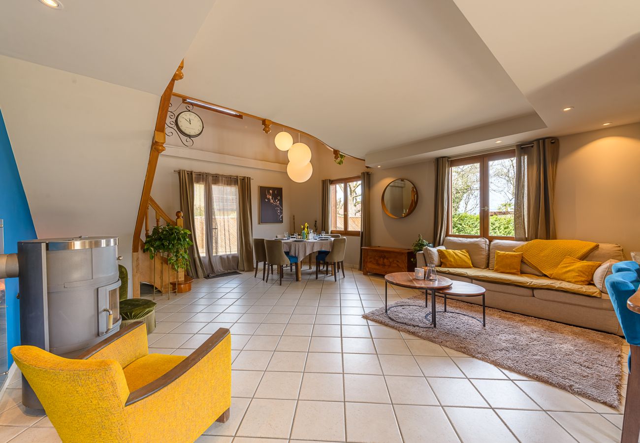 Quiet house rental Saint Jorioz Rent a house on the banks of Lake Annecy for families, mountain retreats, gites to rent in the Alps, waterfront property