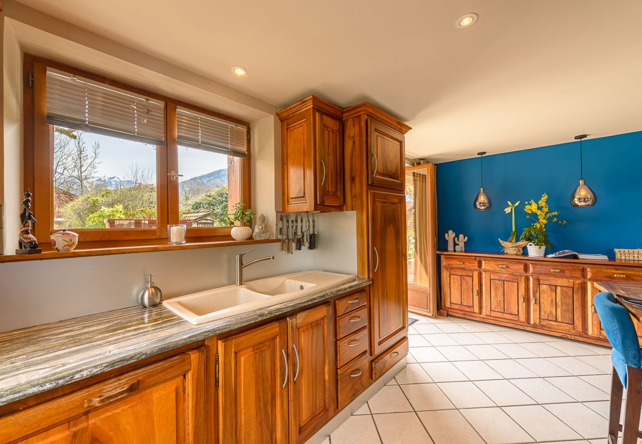 Country house for rent Rent a house on the banks of Lake Annecy for families, mountain retreats, gites to rent in the Alps, waterfront property