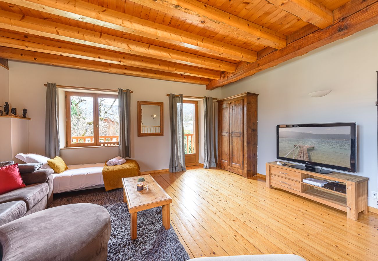 Holiday home for rent Saint Jorioz Rent a house on the banks of Lake Annecy for families, mountain retreats, gites to rent in the Alps, waterfront property