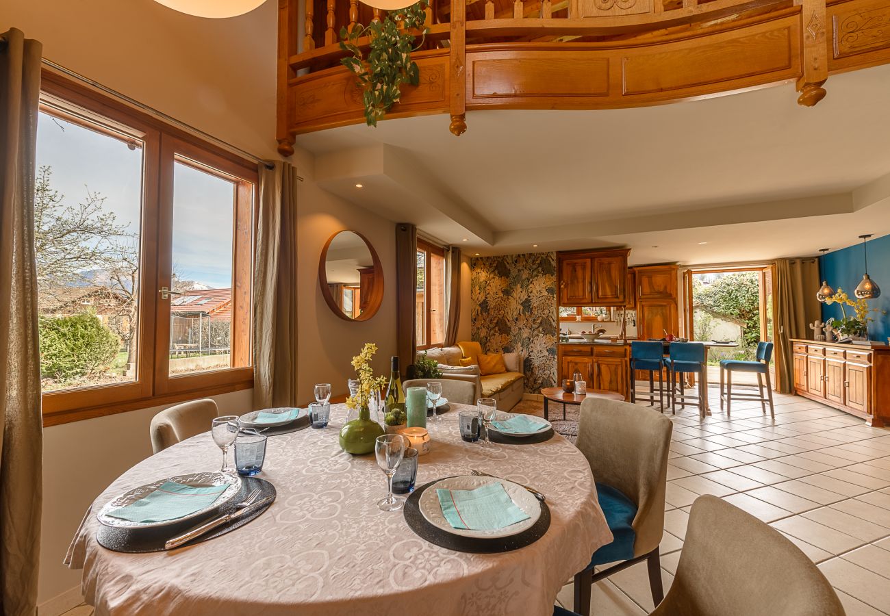 Beach house rental nearby Rent a house on the banks of Lake Annecy for families, mountain retreats, gites to rent in the Alps, waterfront property