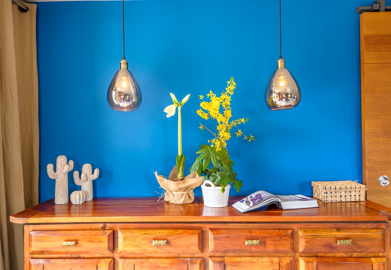 LLA Selections - Home and chalets Premium rentals French alps Rent a house on the banks of Lake Annecy for families, mountain retreats, gites to rent in the Alps, waterfront property