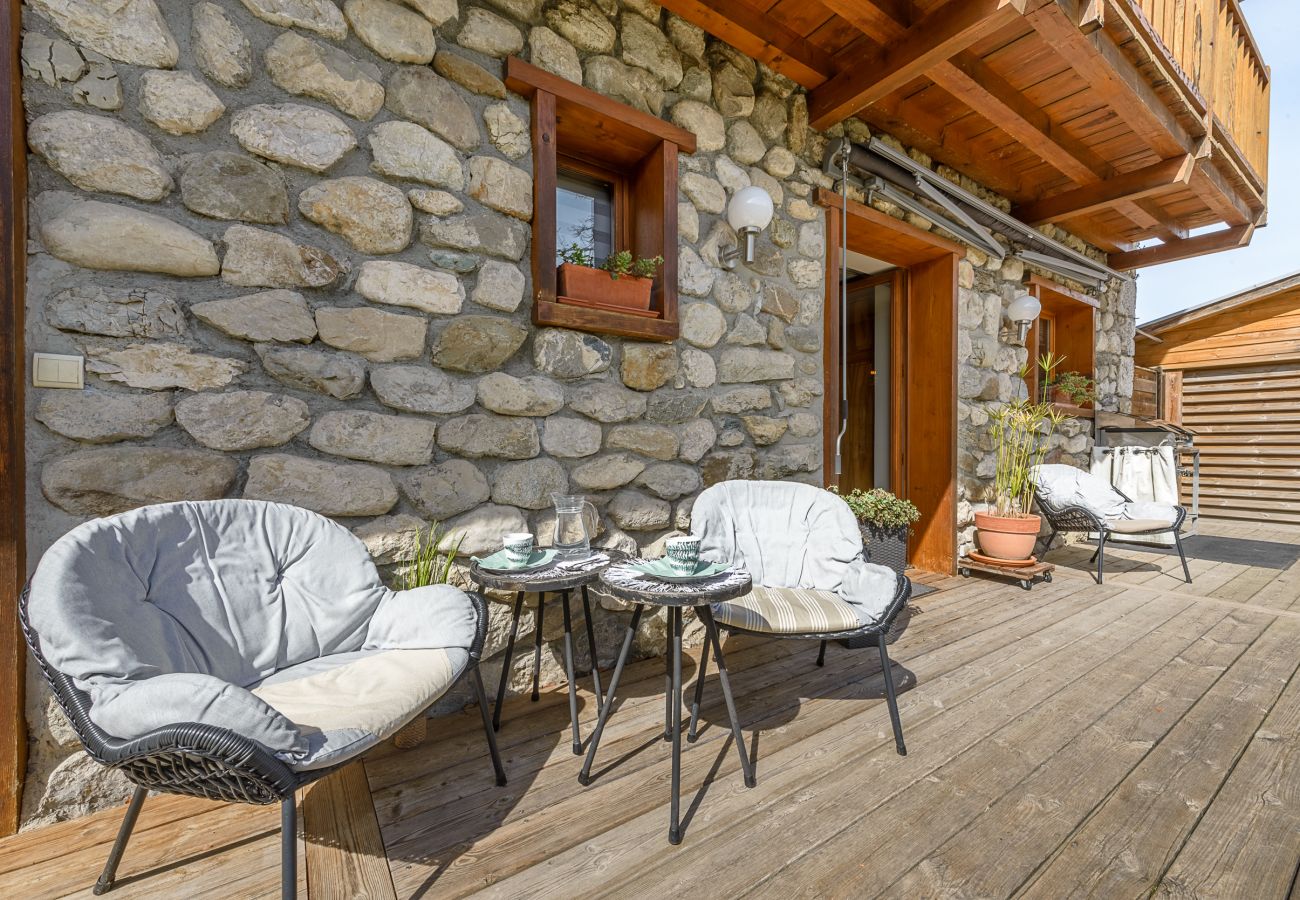 House rental near Lake Annecy Rent a house on the banks of Lake Annecy for families, mountain retreats, gites to rent in the Alps, waterfront property