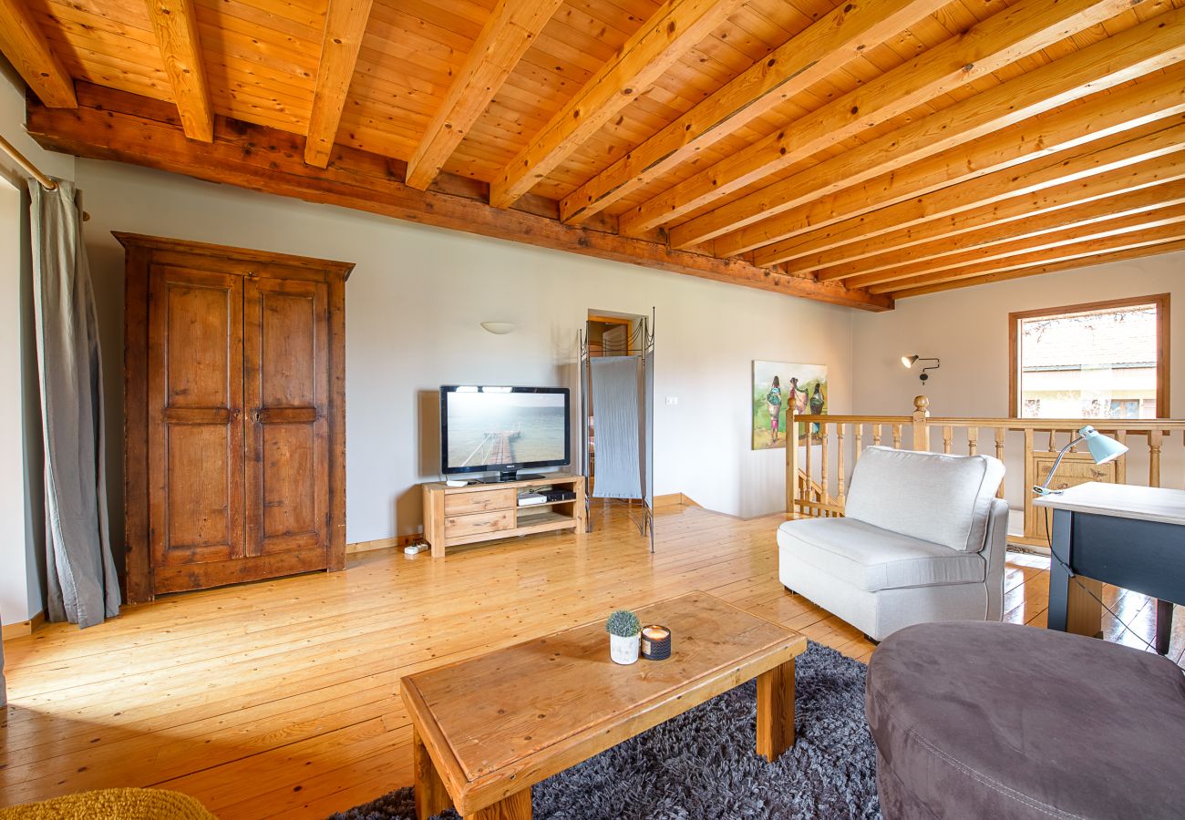 House rental with barbecue Saint Jorioz Rent a house on the banks of Lake Annecy for families, mountain retreats, gites to rent in the Alps, waterfront property